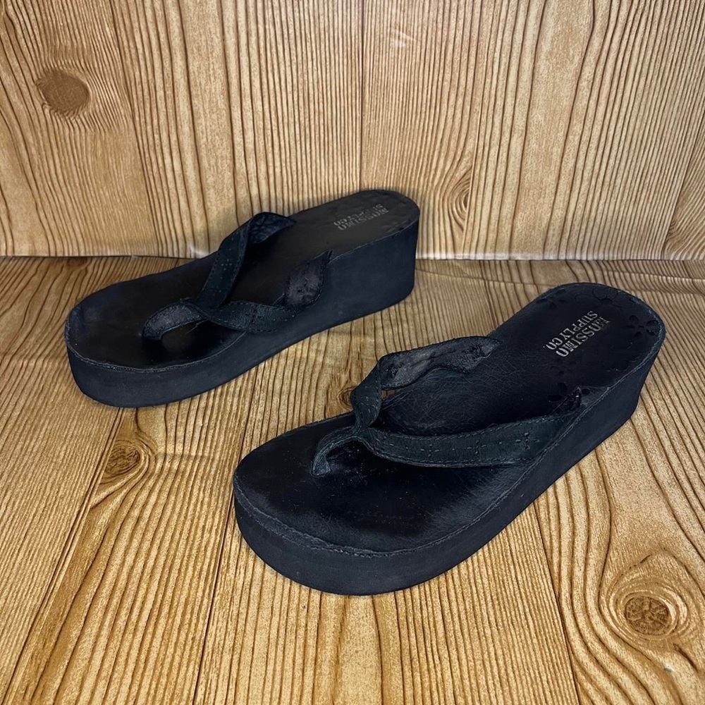Mossimo Black platform chunky thong sandals with perforations on the strap